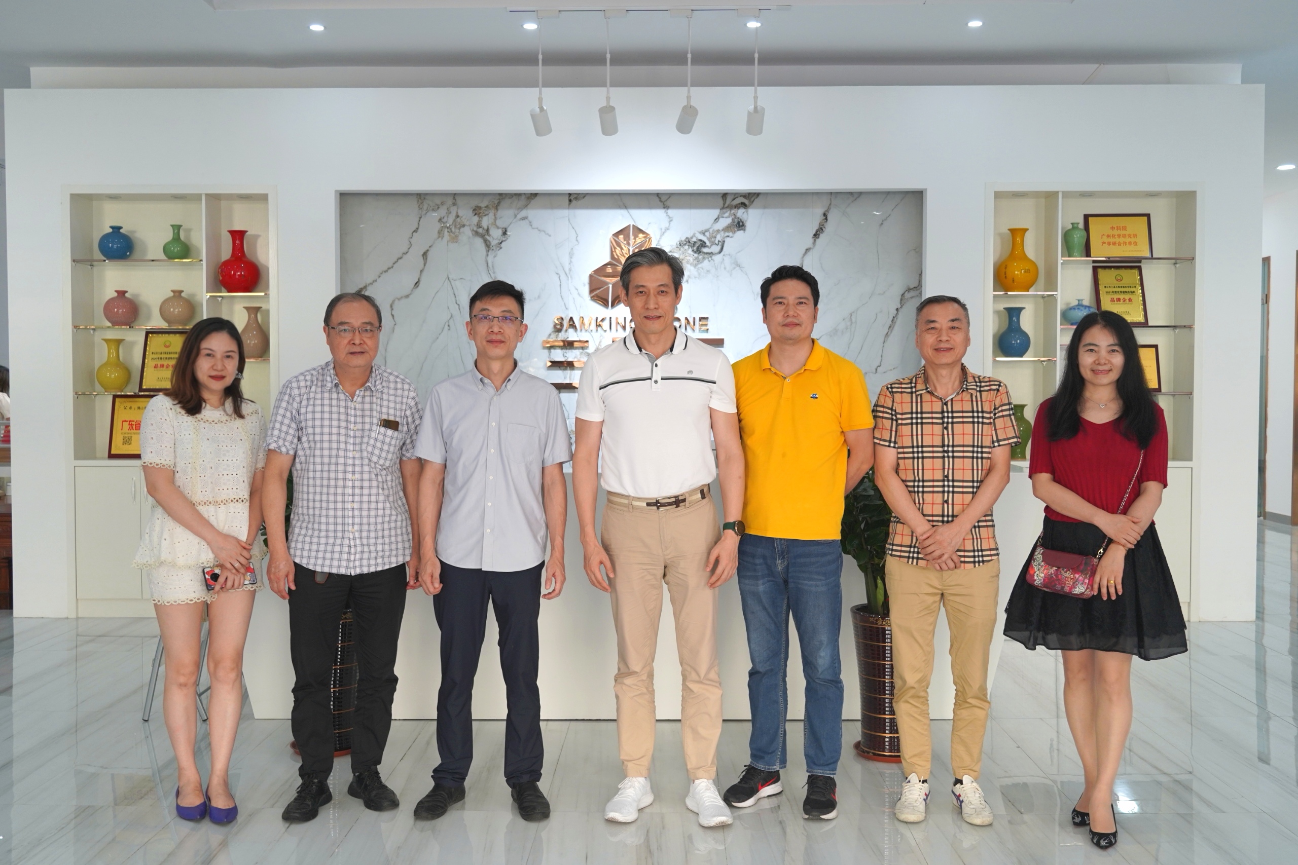 中国建筑卫生陶瓷协会宫卫秘书长一行走访调研佛山市三晶石陶瓷釉料有限公司